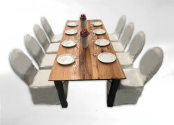 Veranstaltungstisch mit Bankettstühlen und Hussen