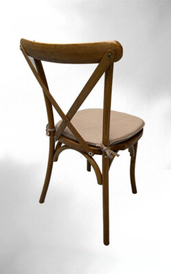 Crossbackstuhl mit Sitzkissen Crossback Stapelstuhl mit Leinenkissen für gemütliche Veranstaltungen Seitenansicht