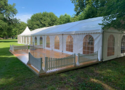 Zelt mir Außenterrasse Gartenveranstaltung mit Langzelt und Außenterrasse