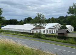 Großzelt mit transparentem Giebel Großes 3-fach Exklusivzelt