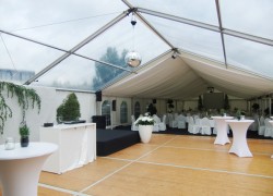 Deko-Himmel und Klarsichtdach über Tanzfläche Deko-Himmel und Klarsichtdach über Tanzfläche