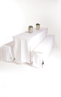 Bierzeltgarnitur mit Husse (weiß) und Dekoration Bierzeltgarnitur mit Husse (weiß) und Dekoration