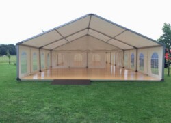 Zelt mit integrierter Terrasse für Raucher Zelt mit integrierter Terrasse für Raucher