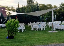 Mit Bestuhlung, Tischen, Sonnenschirmen, Sonnensegel und Abtrennzäunen Mit Bestuhlung, Tischen, Sonnenschirmen, Sonnensegel und Abtrennzäunen