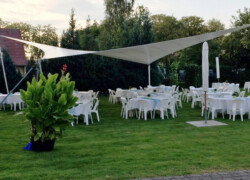 Mit Bestuhlung, Tischen, Sonnenschirmen, Sonnensegel und Abtrennzäunen Mit Bestuhlung, Tischen, Sonnenschirmen, Sonnensegel und Abtrennzäunen