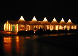 Festzelt mit Innen- und Außenbeleuchtung Festzelt mit Innen- und Außenbeleuchtung