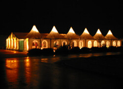 Festzelt mit Innen- und Außenbeleuchtung Festzelt mit Innen- und Außenbeleuchtung