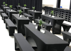 Veranstaltungsraum mit Garnituren mit edlen schwarzen Hussen Veranstaltungsraum mit edlen schwarzen Hussen
