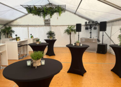 Für die Party: Brückentische, Stehtische und Musikanlage Alles für Ihre Party: Musikanlage, Brückentische und Stehtische mit Hussen