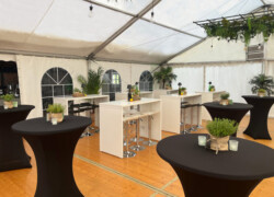 Für die lockere Party: Brückentische und Stehtische mit Hussen Für die lockere Party Brückentische und Stehtische mit Hussen