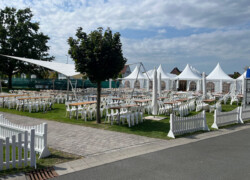 Bestuhlung für Großveranstaltung Großveranstaltung mit Bestuhlung, Sonnenschirmen und Pagodenzelten